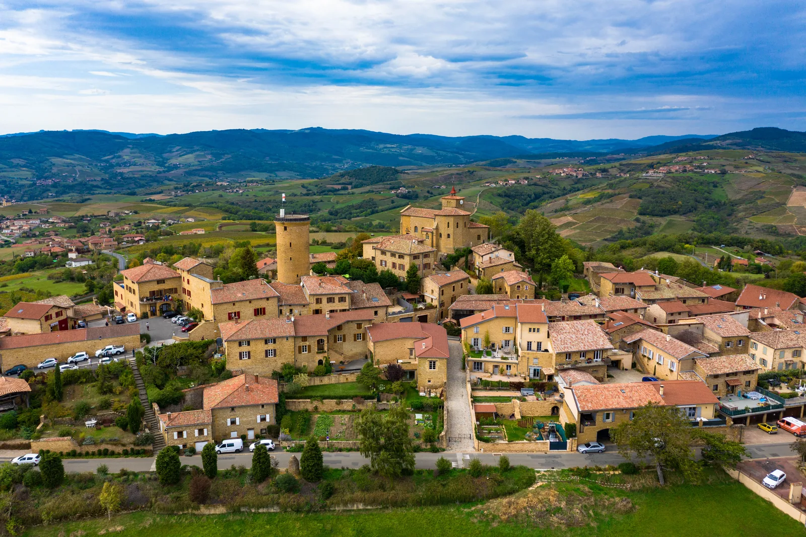 Vue aérienne du village en pierres dorées d'Oingt