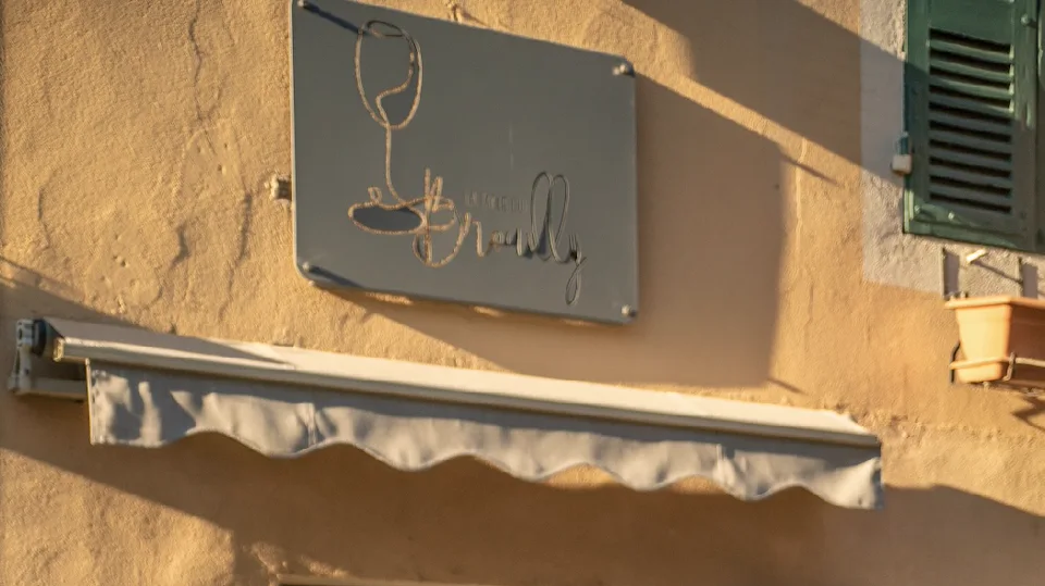 Enseigne de La Table du Brouilly en lumière dorée, Saint-Lager