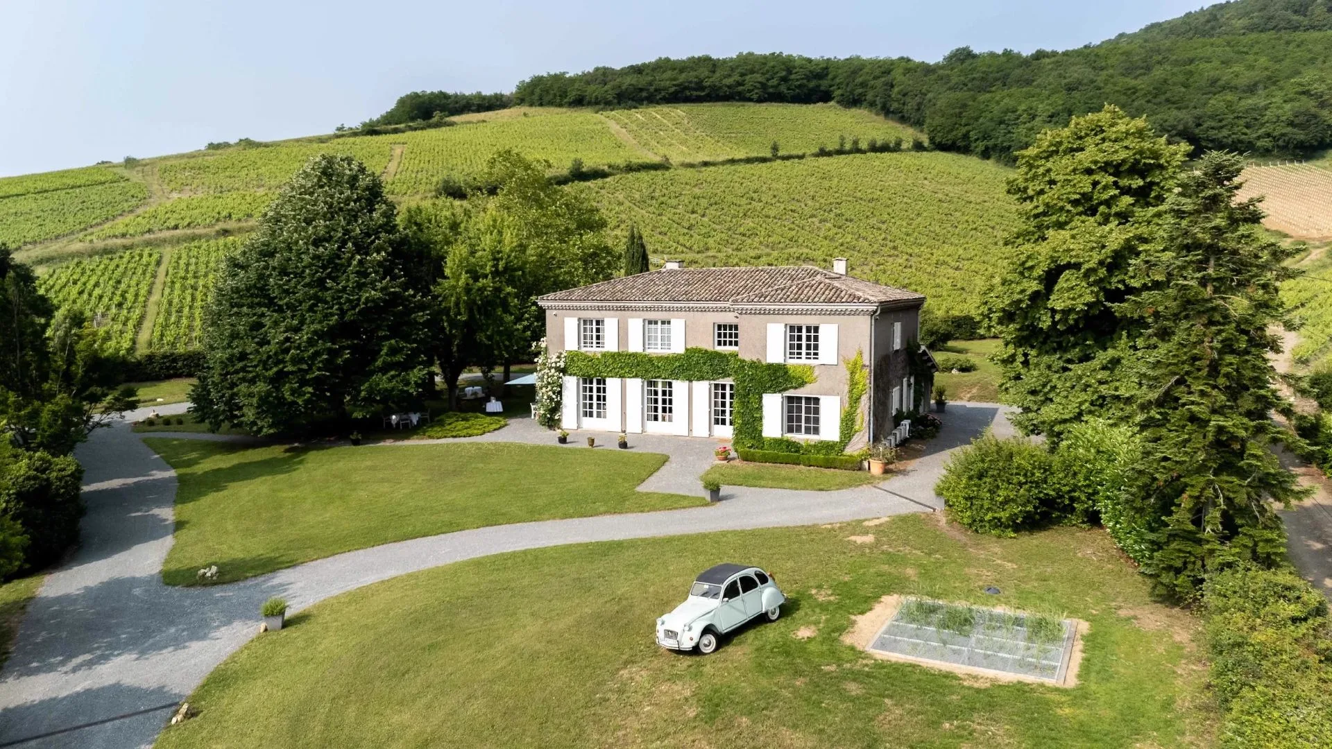 Vue aérienne de la Villa Saint-Lager entourée de vignes du Beaujolais