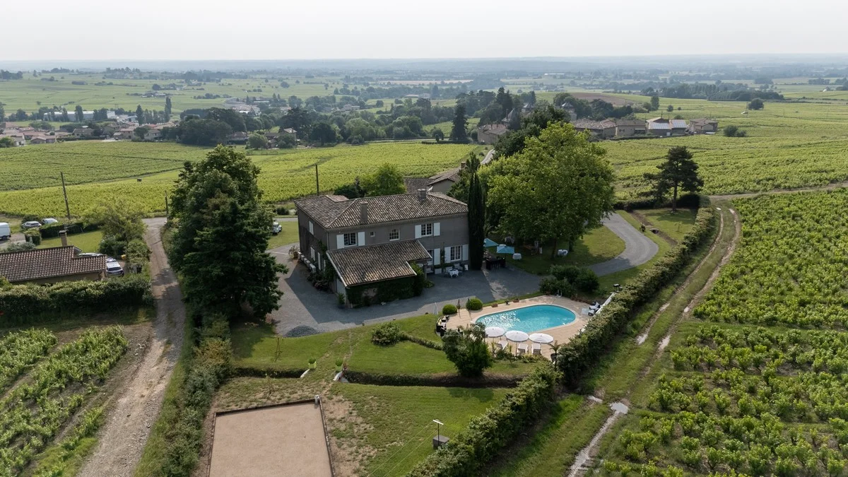 La Villa Saint-Lager dominant le vignoble de Saint-Lager