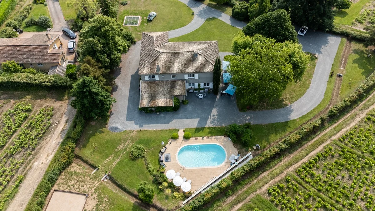 Allée d'accès arborée menant à la Villa Saint-Lager