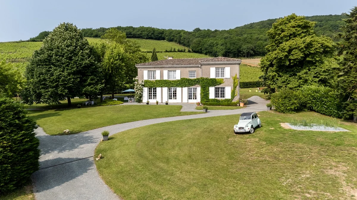 La Villa Saint-Lager entourée de son parc paysager