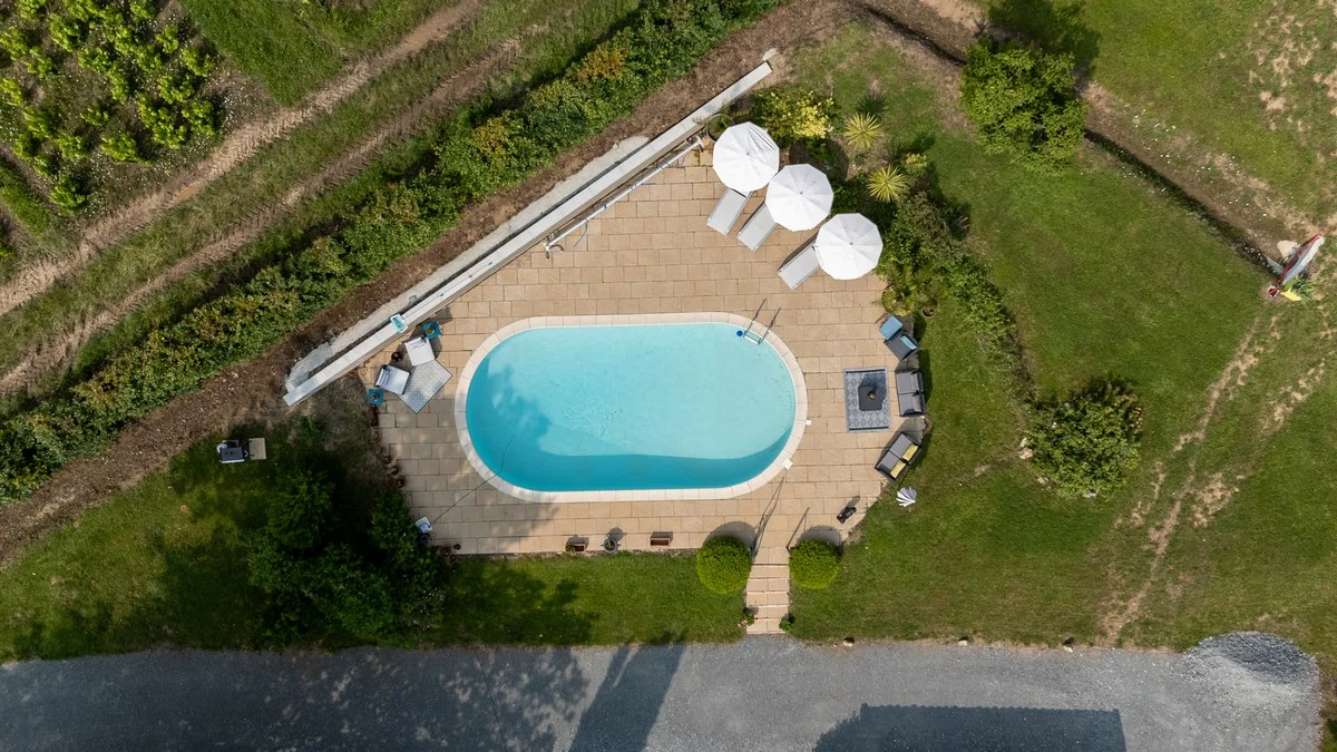 Transats et parasols au bord de la piscine