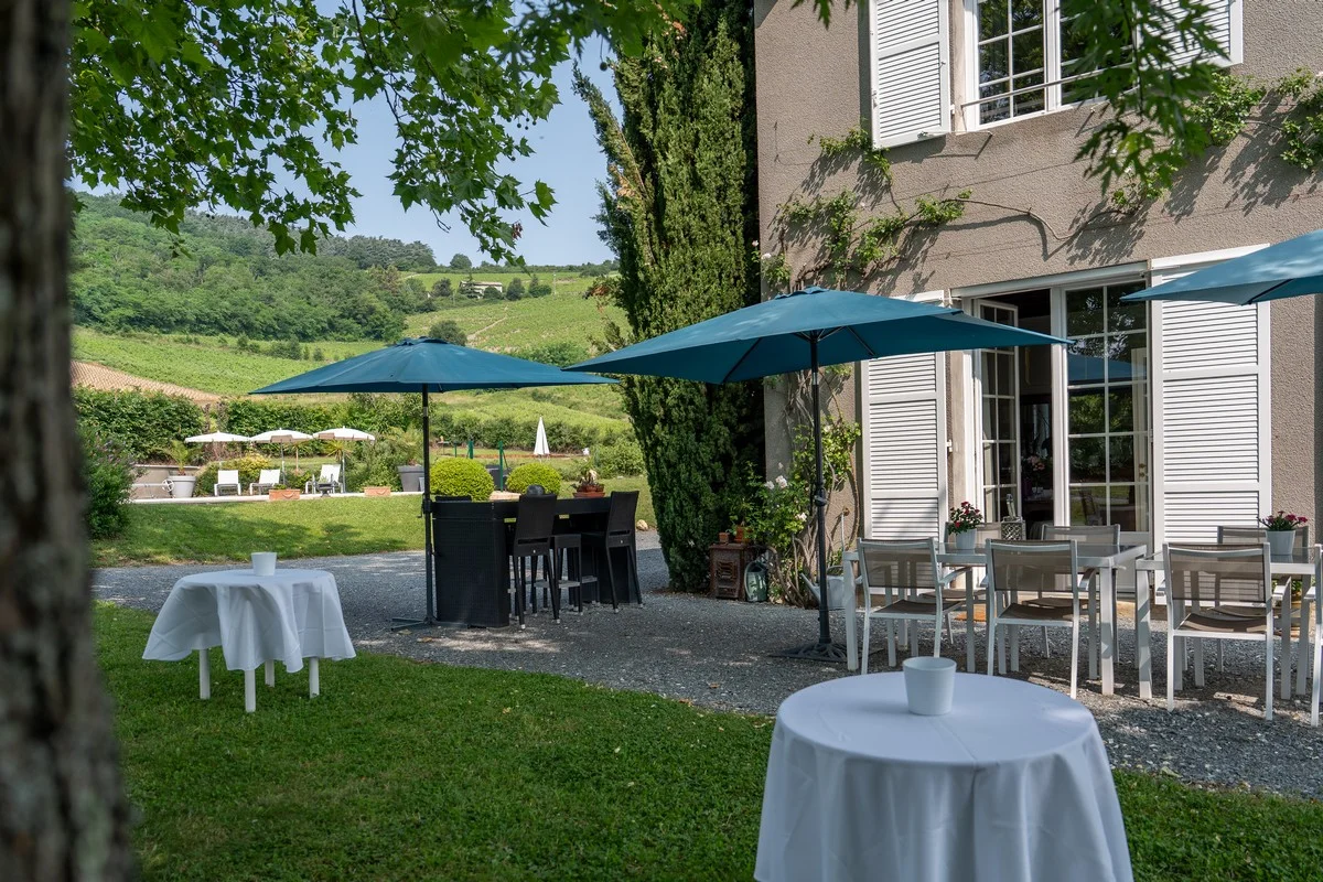 Terrasse ombragée et salon de jardin sous les parasols