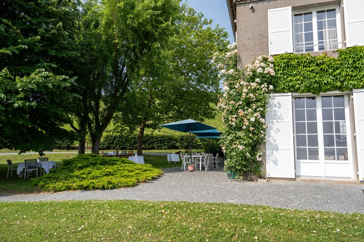 Allée du jardin menant vers la Villa