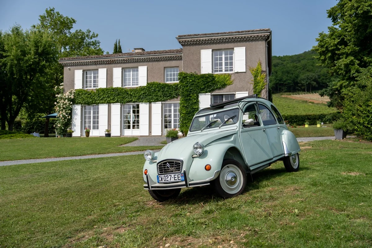 Balade à bord de la 2CV dans les vignes du Beaujolais