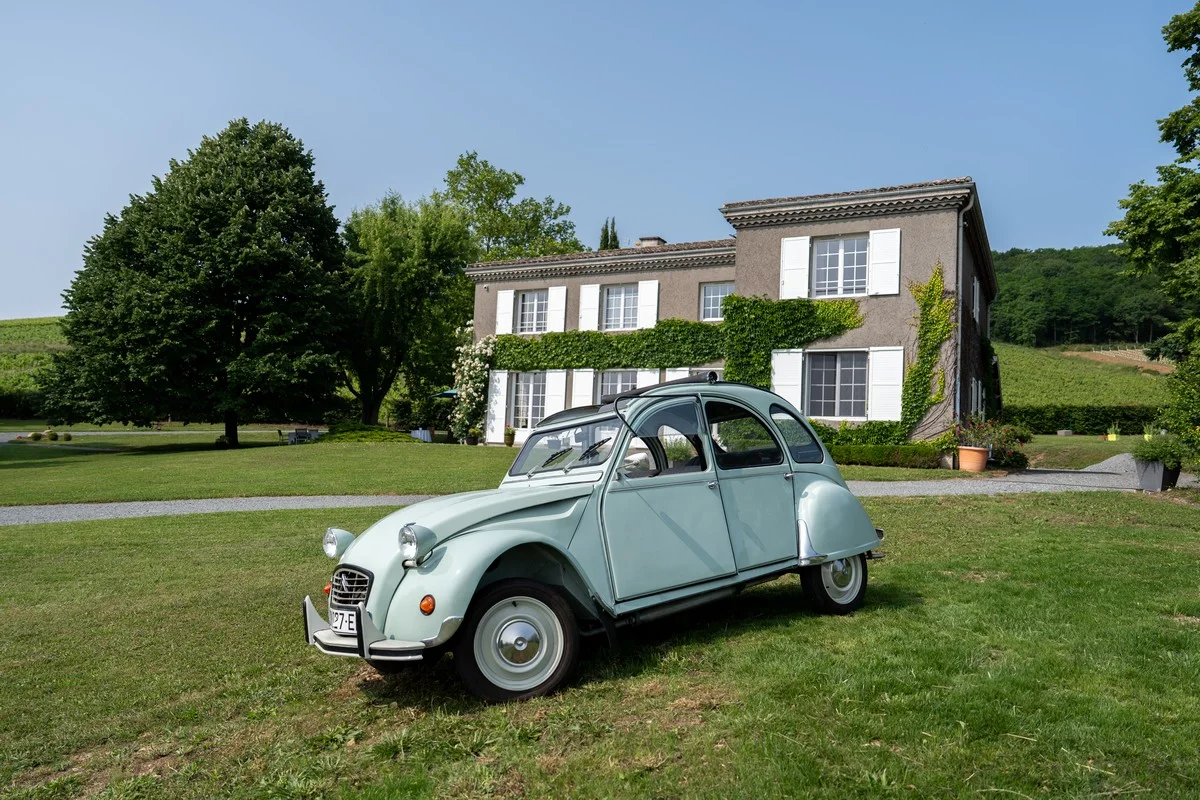 Détail rétro de la 2CV garée devant la Villa