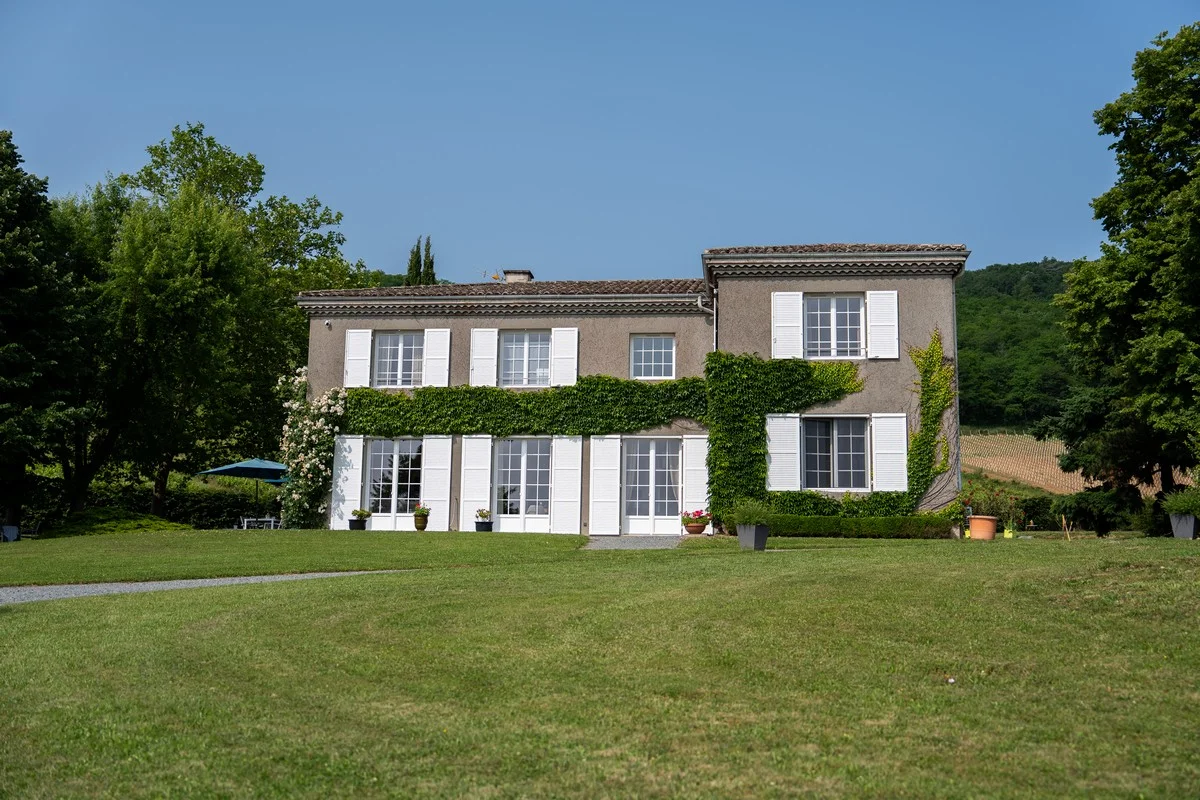 La Villa Saint-Lager au crépuscule, lumière dorée sur la pierre