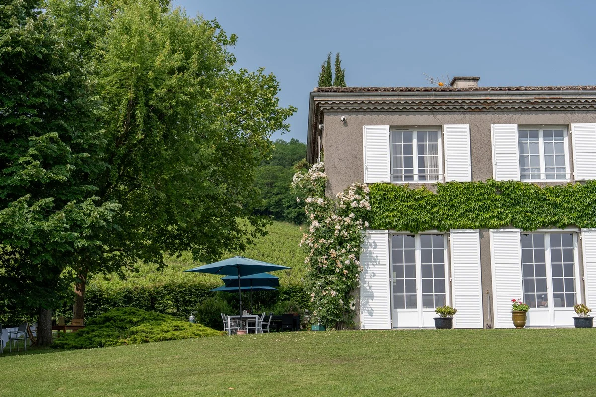 Allées fleuries du jardin de la Villa