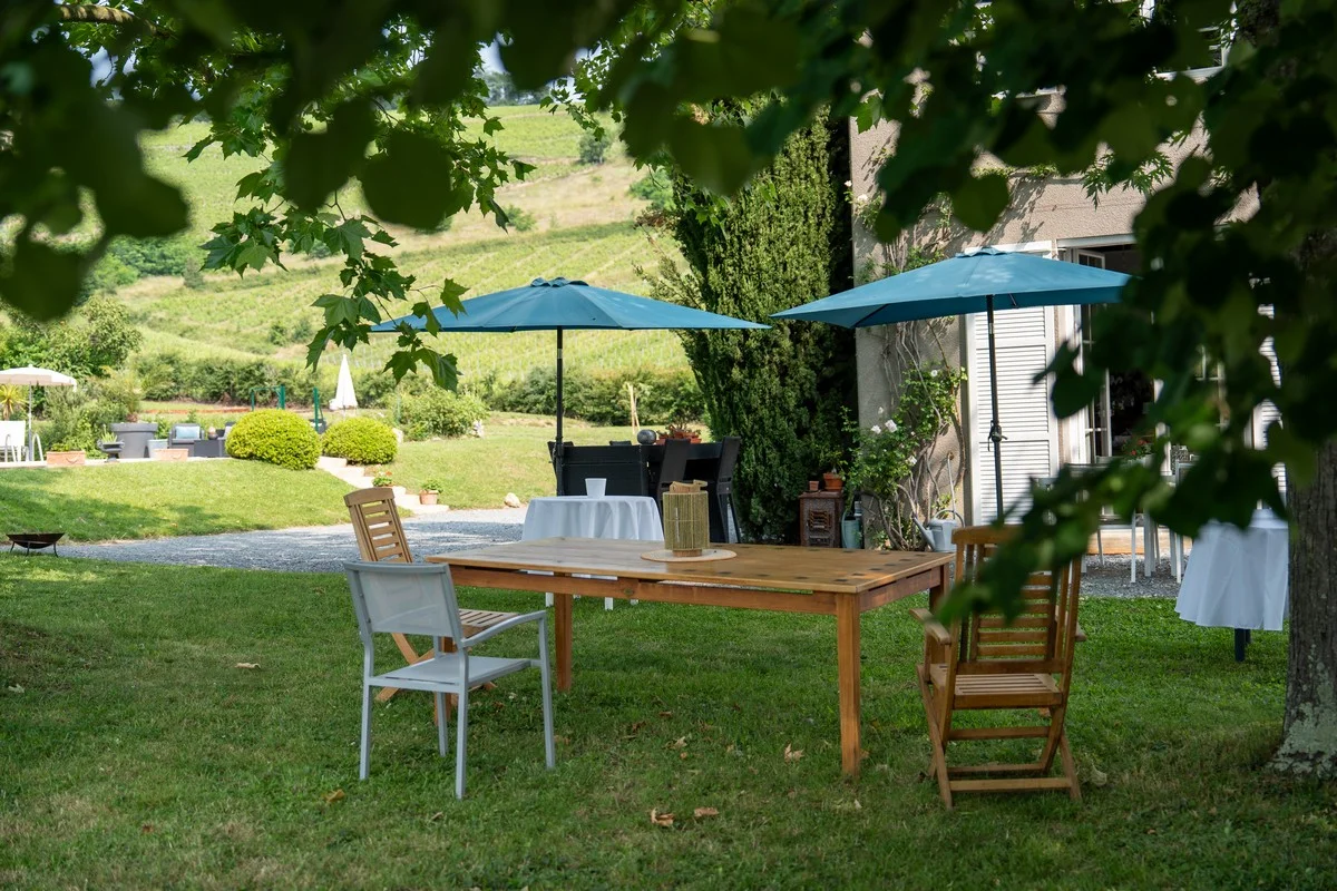 Coin détente au bord de la piscine