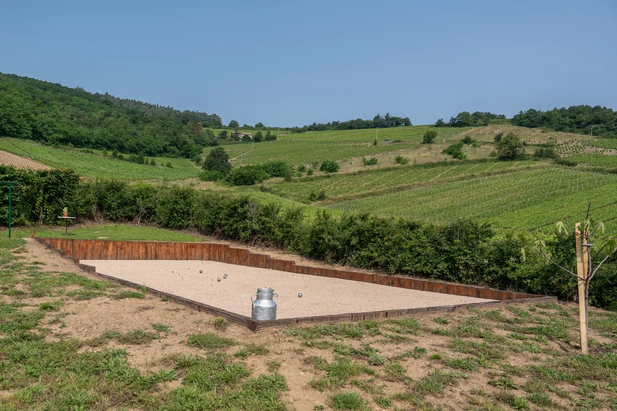 Terrain de pétanque ombragé du jardin