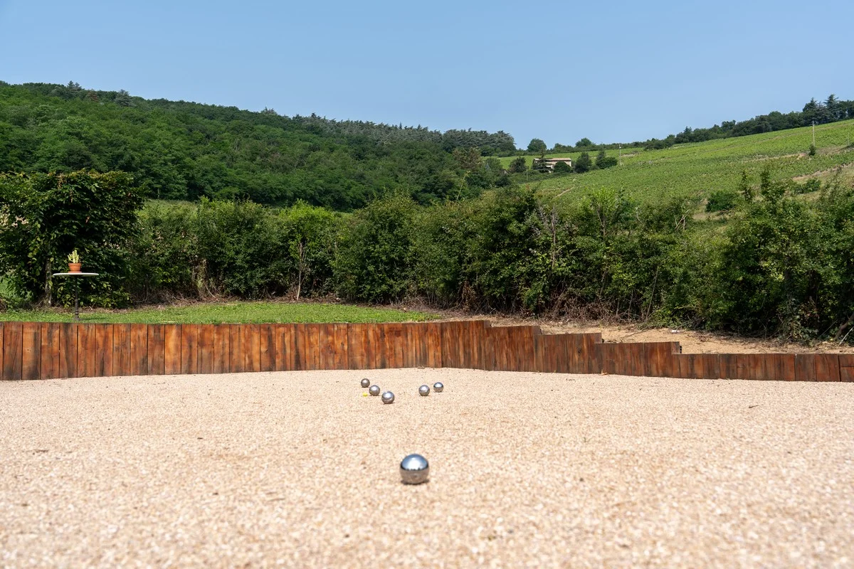 Espace extérieur convivial autour de la piscine