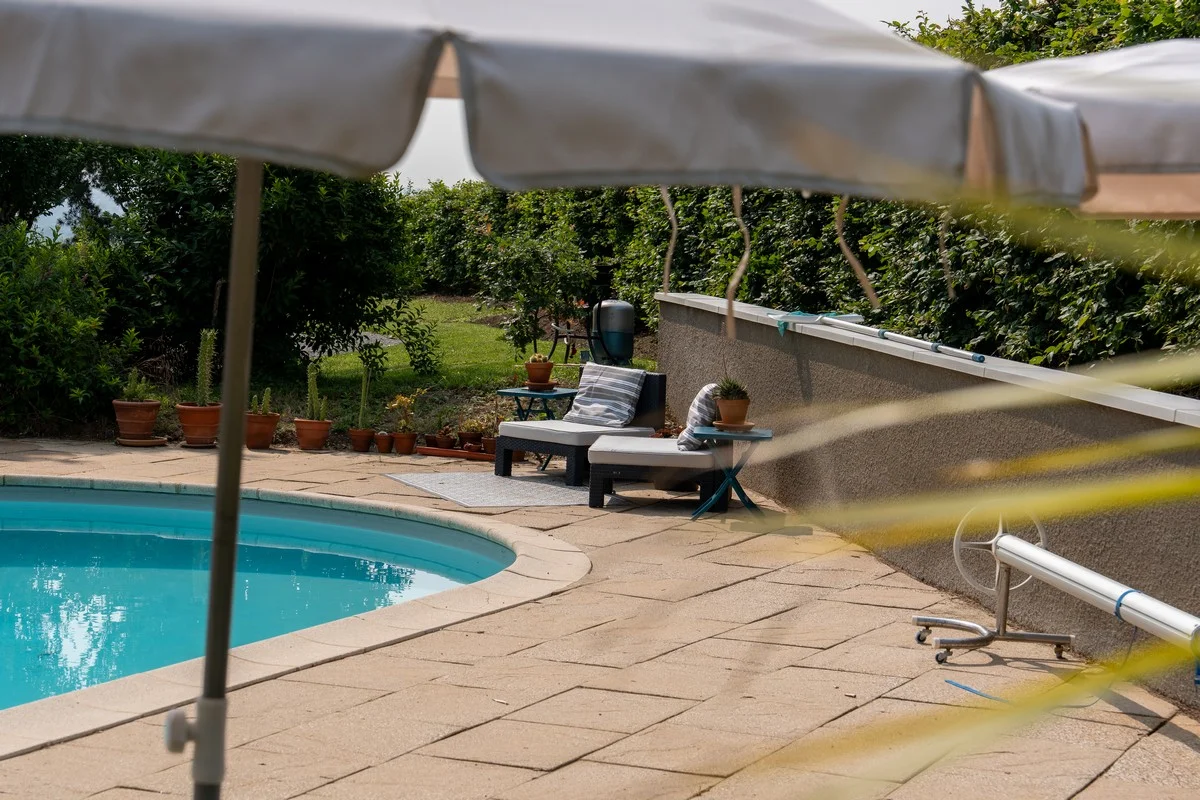 Coin ombragé du jardin pour se reposer