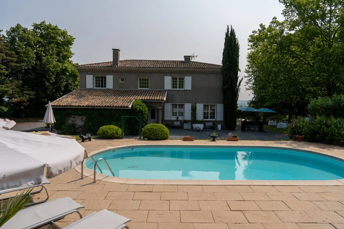 Perspective sur la piscine et le jardin paysager
