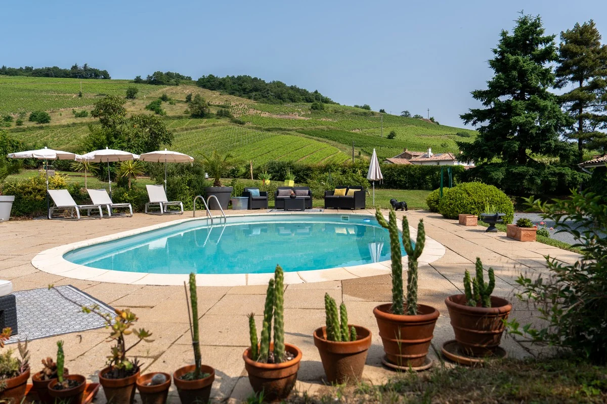 Transats et parasols au bord de la piscine