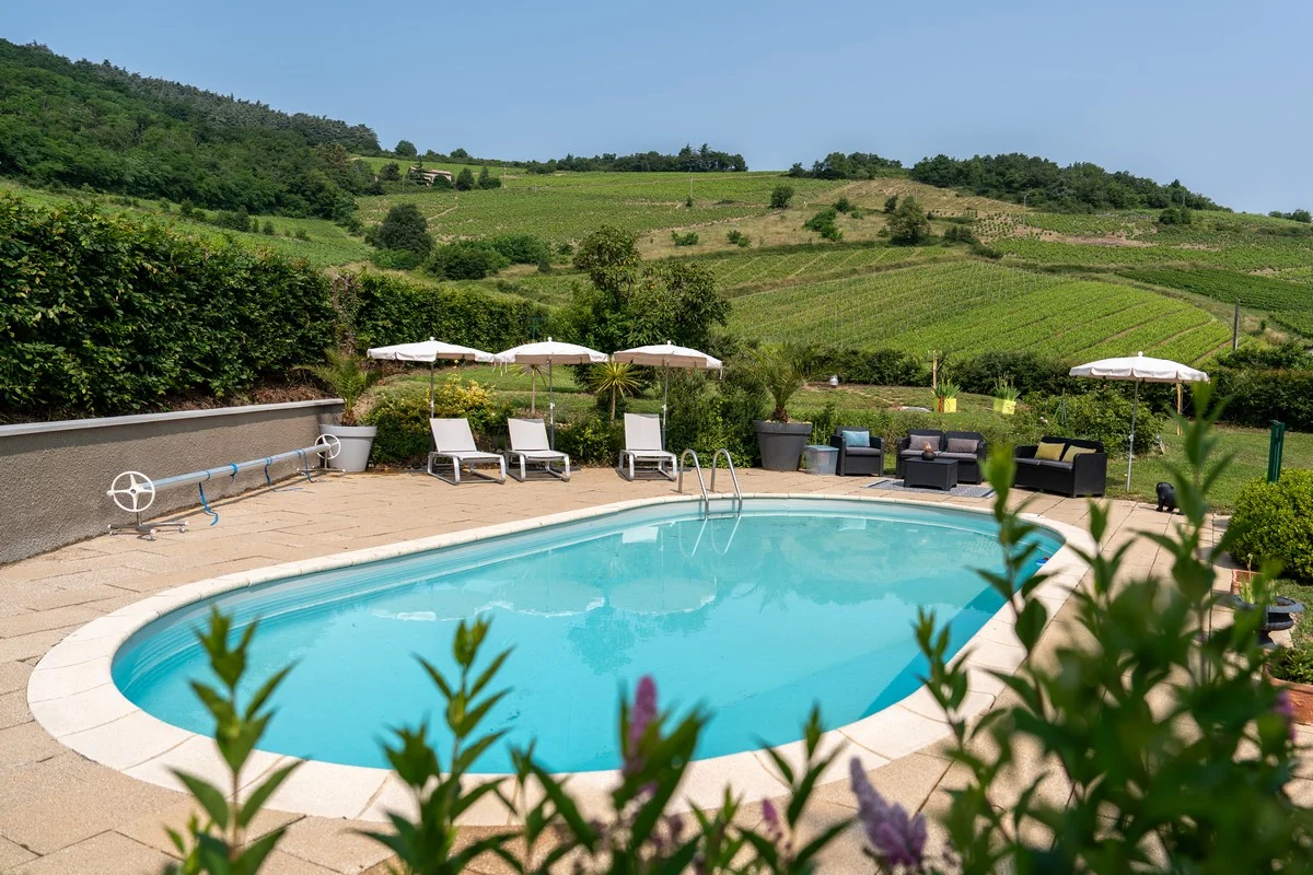 La piscine de la Villa Saint-Lager au soleil