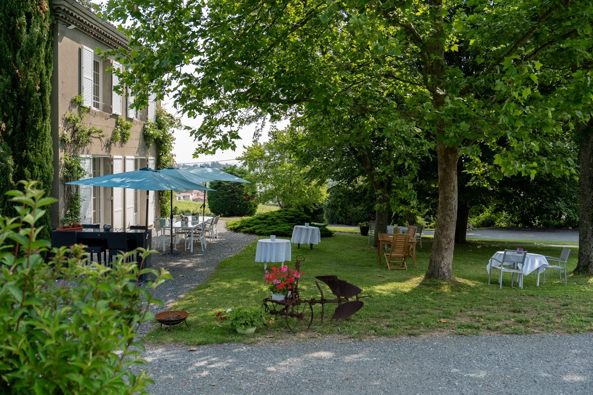 Vue sur le jardin et la terrasse depuis la Villa