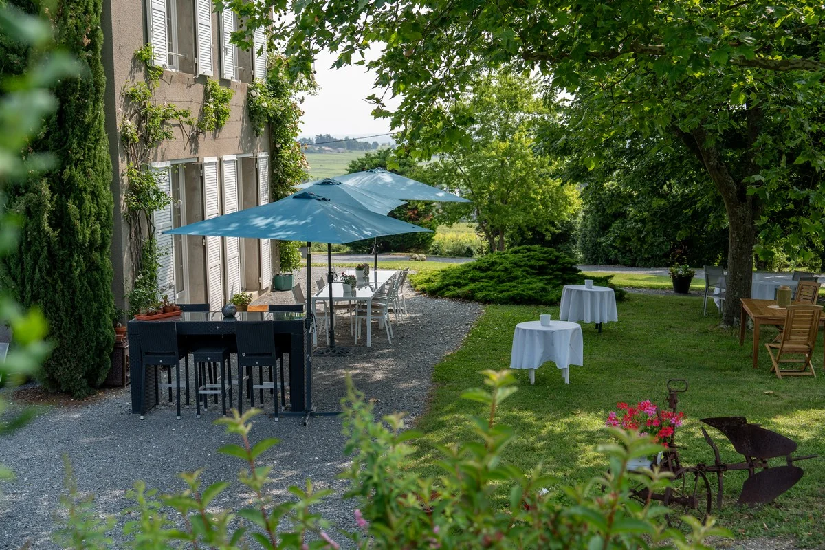 Mobilier de jardin et parasols autour de la Villa