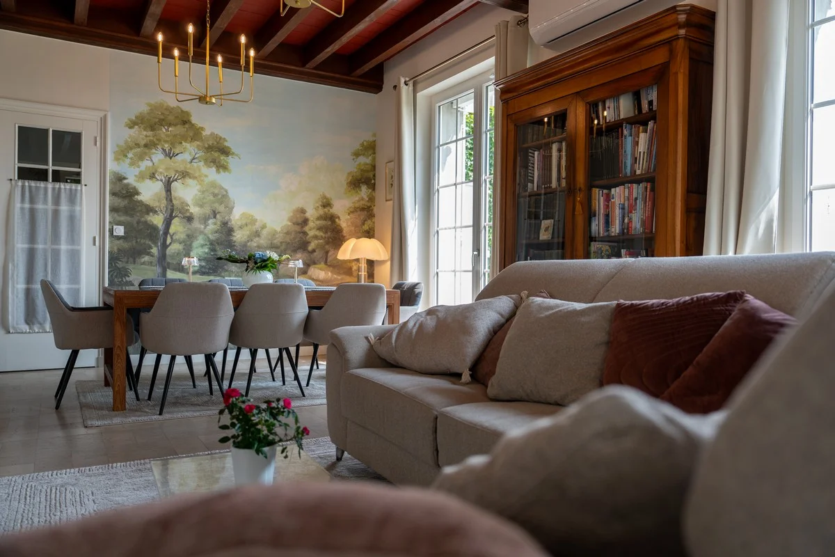 Plafond à moulures et parquet d'origine