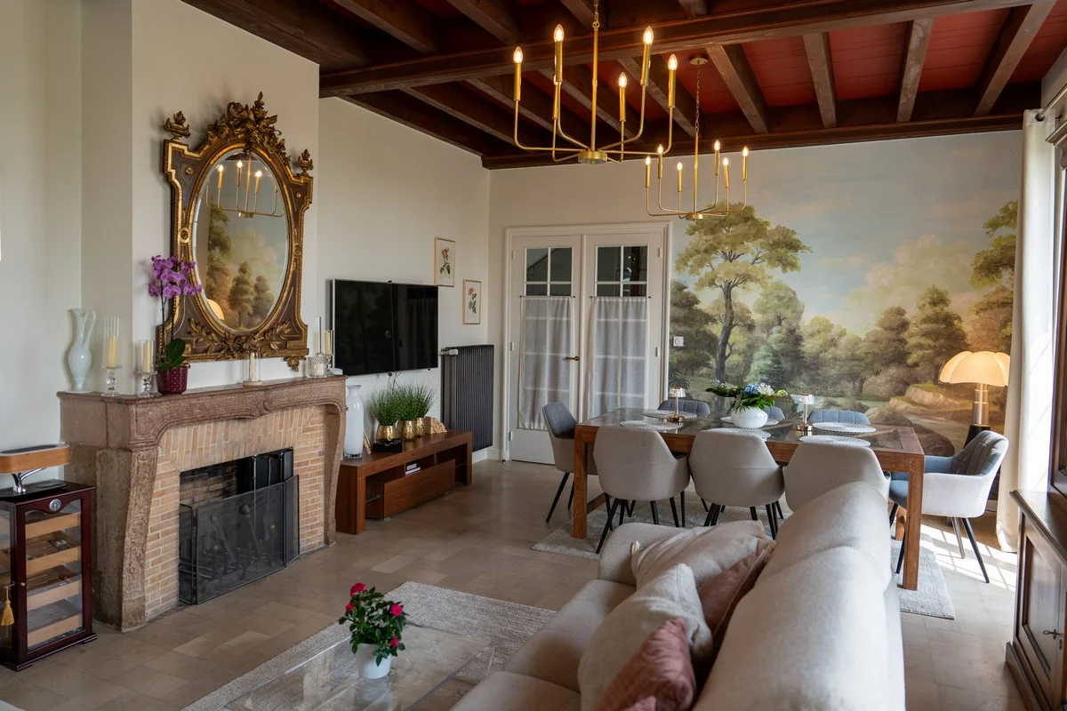 Salle à manger de la Villa Saint-Lager — fresque murale paysagère et table élégante