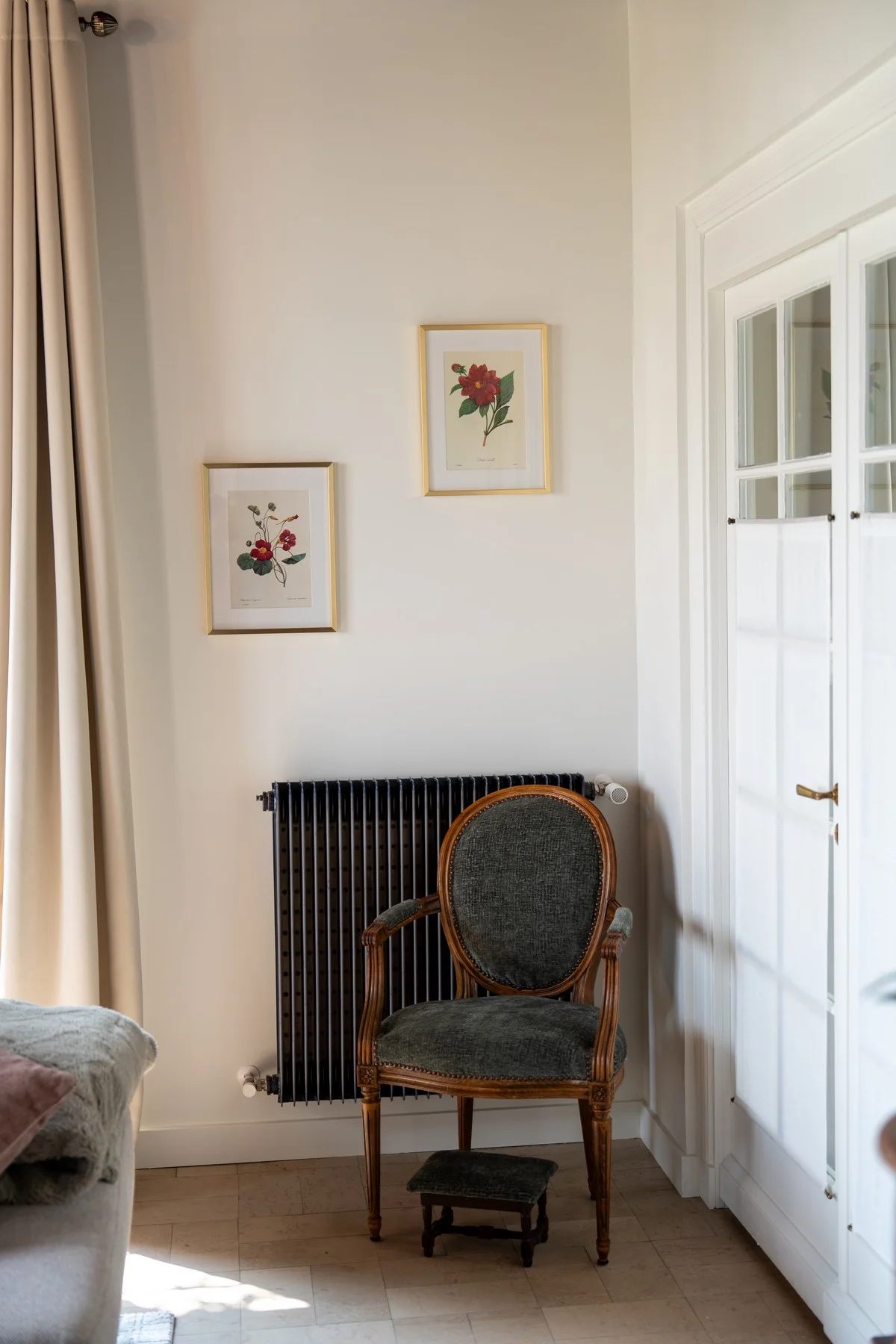 Chambre Mont Brouilly — coin lecture avec fauteuil et éclairage d'appoint