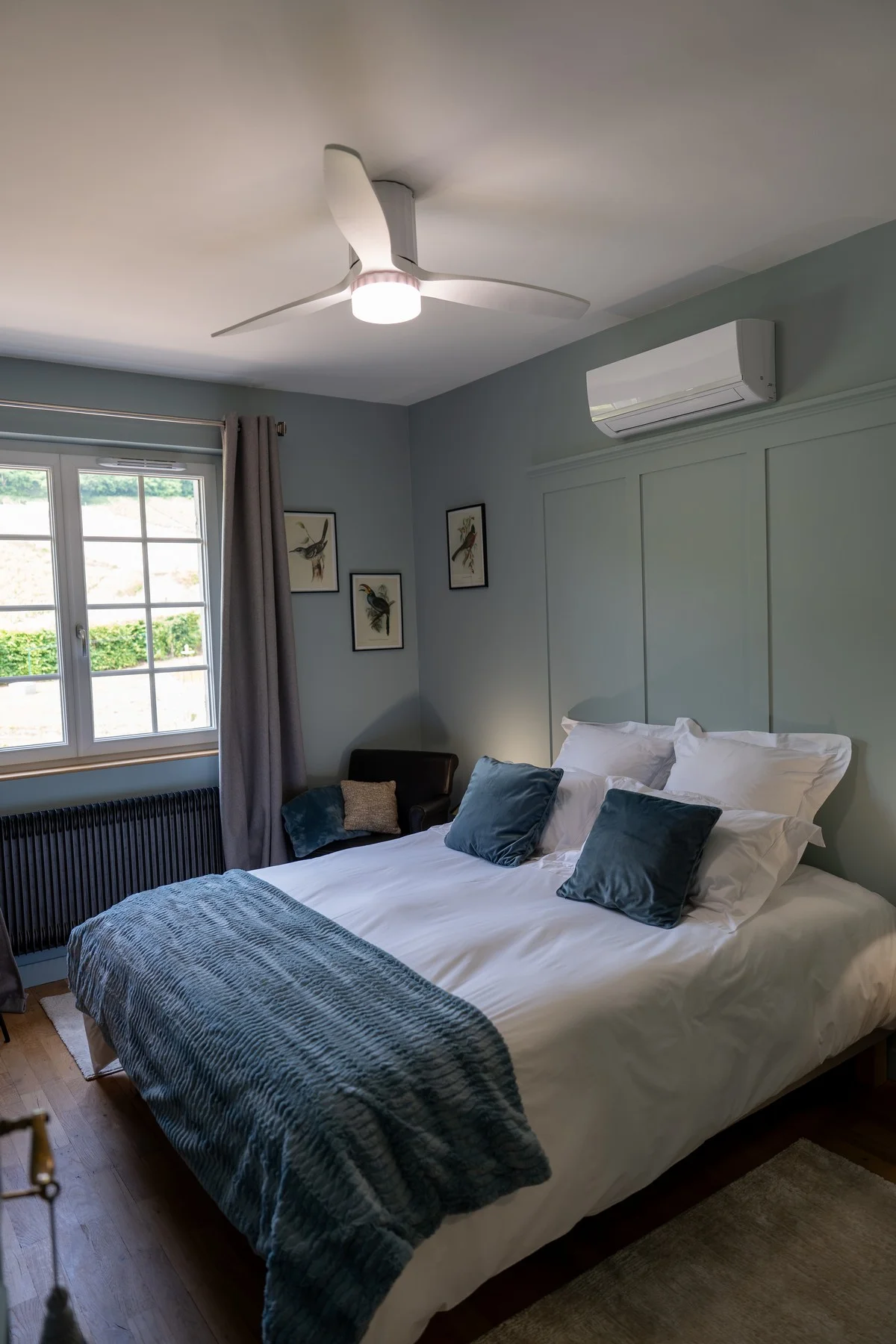Chambre Mont Brouilly — ambiance chaleureuse avec éclairage tamisé en soirée