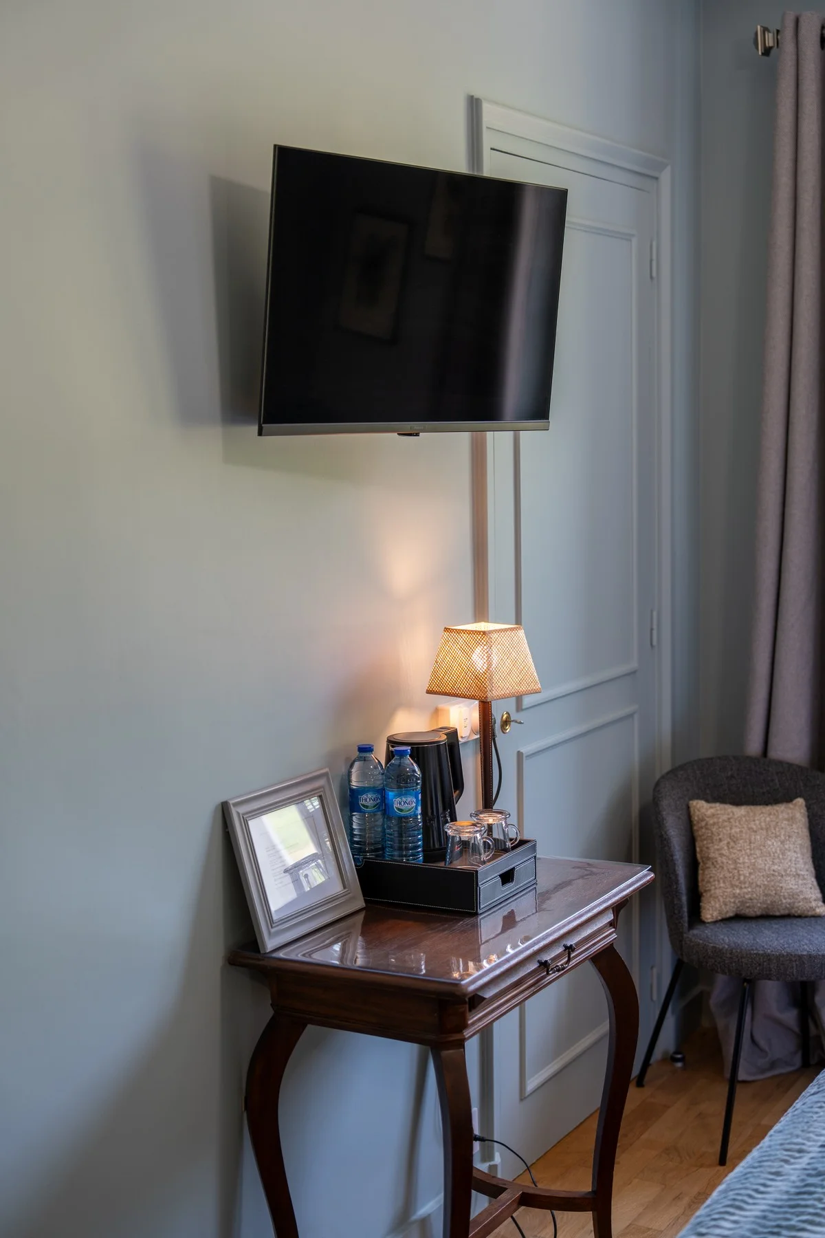Chambre Mont Brouilly — touches décoratives soignées de la chambre