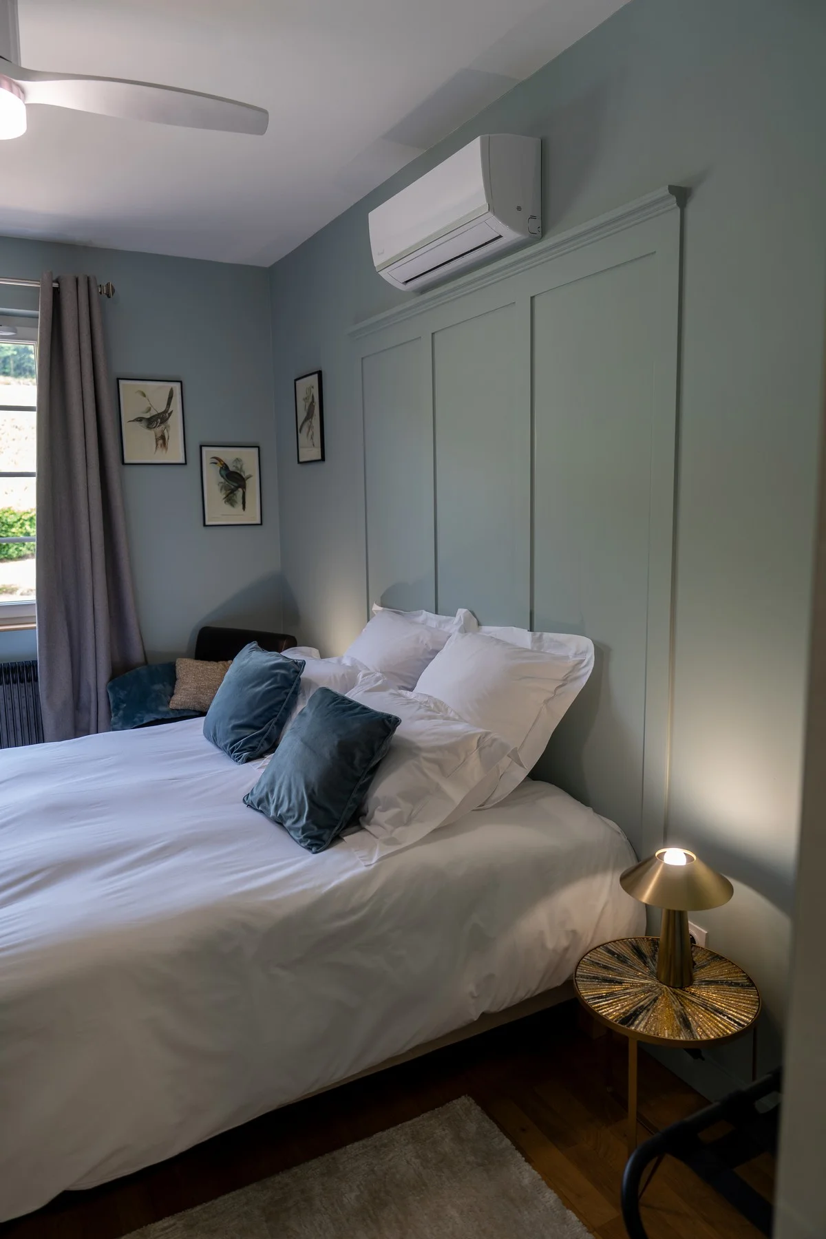 Chambre Mont Brouilly — literie soignée et décoration raffinée