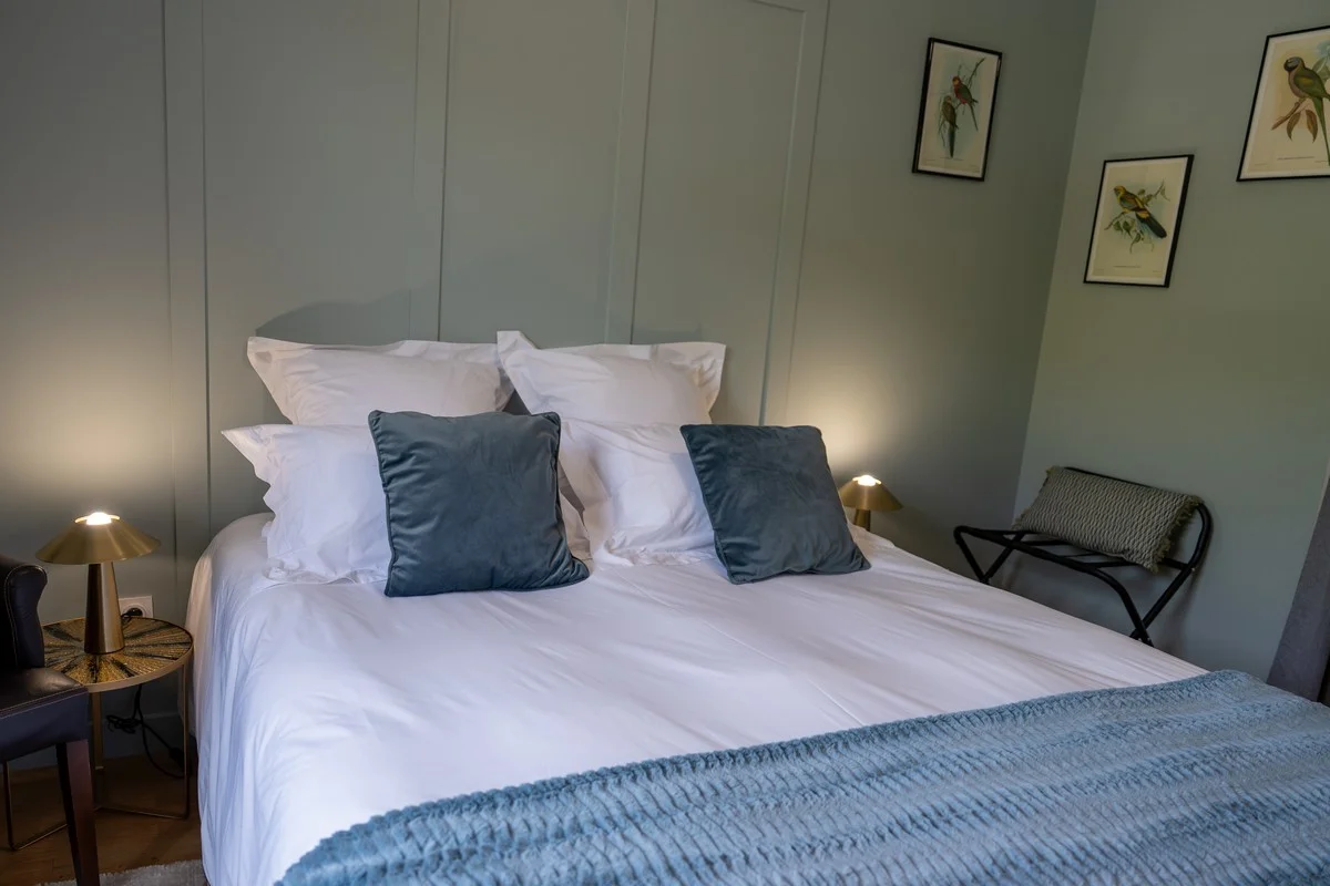 Chambre Mont Brouilly — chevet et lampes pour des soirées paisibles