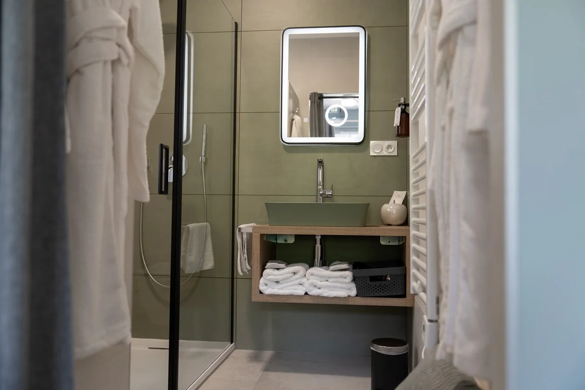 Chambre Mont Brouilly — vasque et rangements de la salle de bain