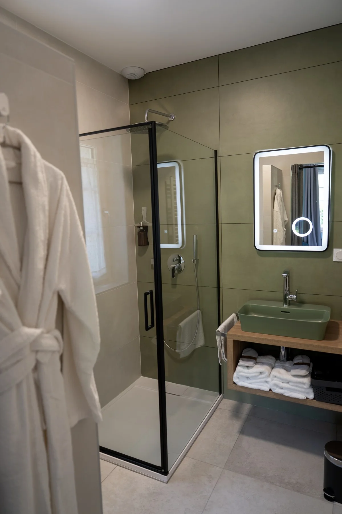 Chambre Mont Brouilly — douche à l'italienne et peignoir dans la salle de bain