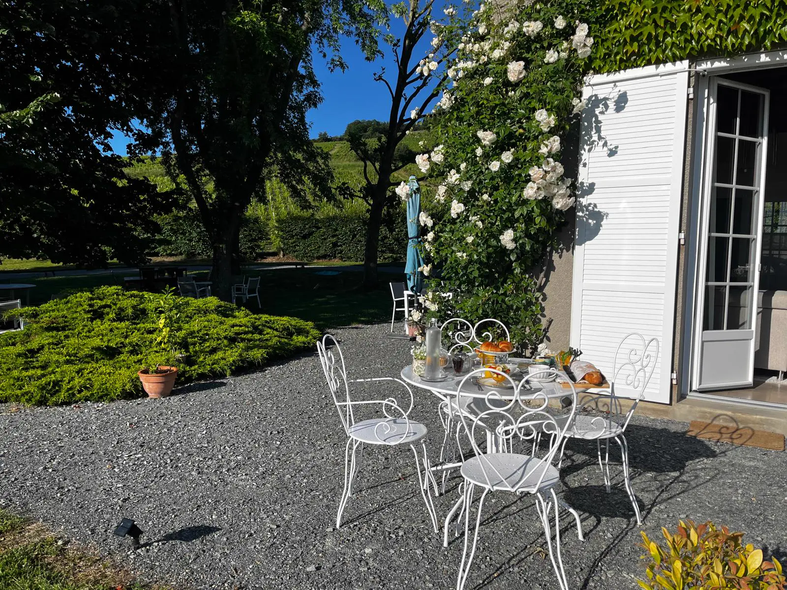 Petit-déjeuner en terrasse à la Villa Saint-Lager — table dressée au jardin avec fruits frais et viennoiseries