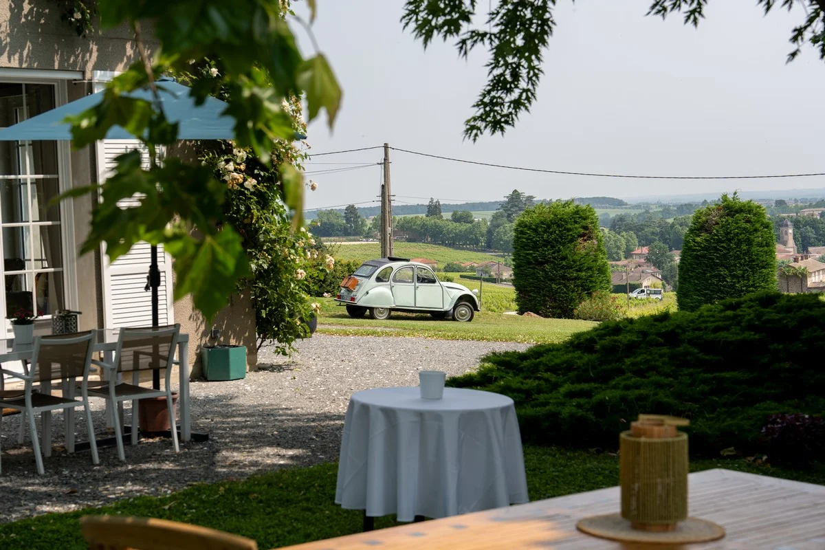 Ambiance chaleureuse autour de la table du petit-déjeuner