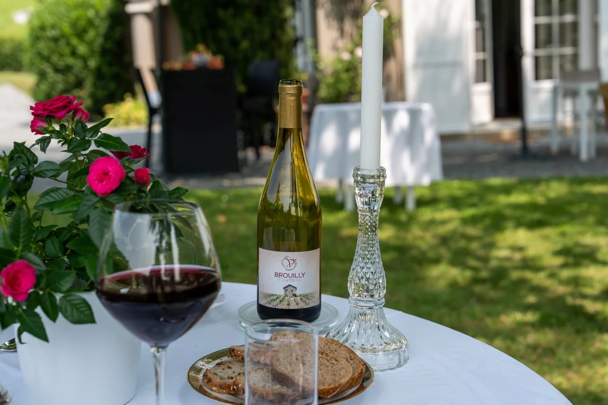 Table d'hôtes dressée pour le petit-déjeuner à la Villa Saint-Lager