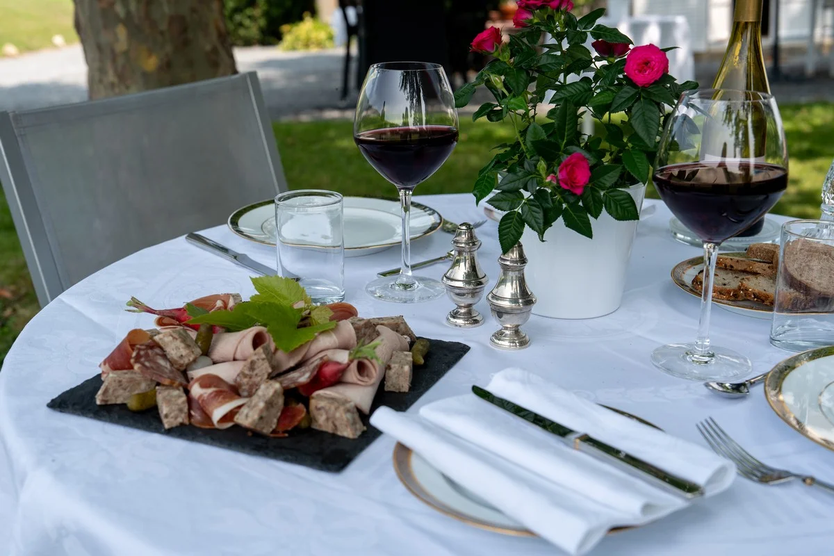 Plateau de viennoiseries et confitures maison au petit-déjeuner