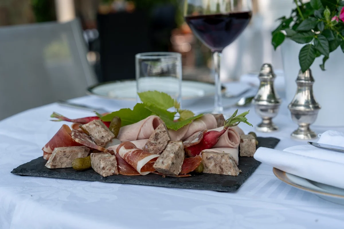 Produits locaux du Beaujolais servis au petit-déjeuner