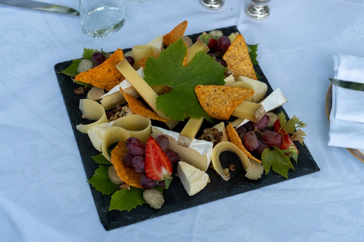 Présentation soignée des mets de la table d'hôtes
