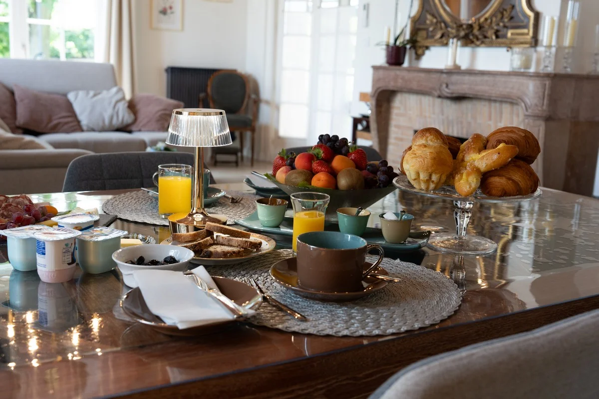 Plats régionaux mis en valeur sur la table d'hôtes
