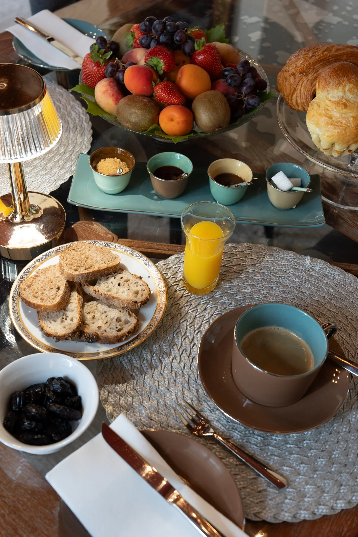 Petit-déjeuner gourmand servi avec vue sur le jardin