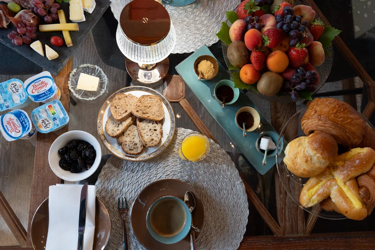 Table d'hôtes dressée pour le petit-déjeuner à la Villa Saint-Lager