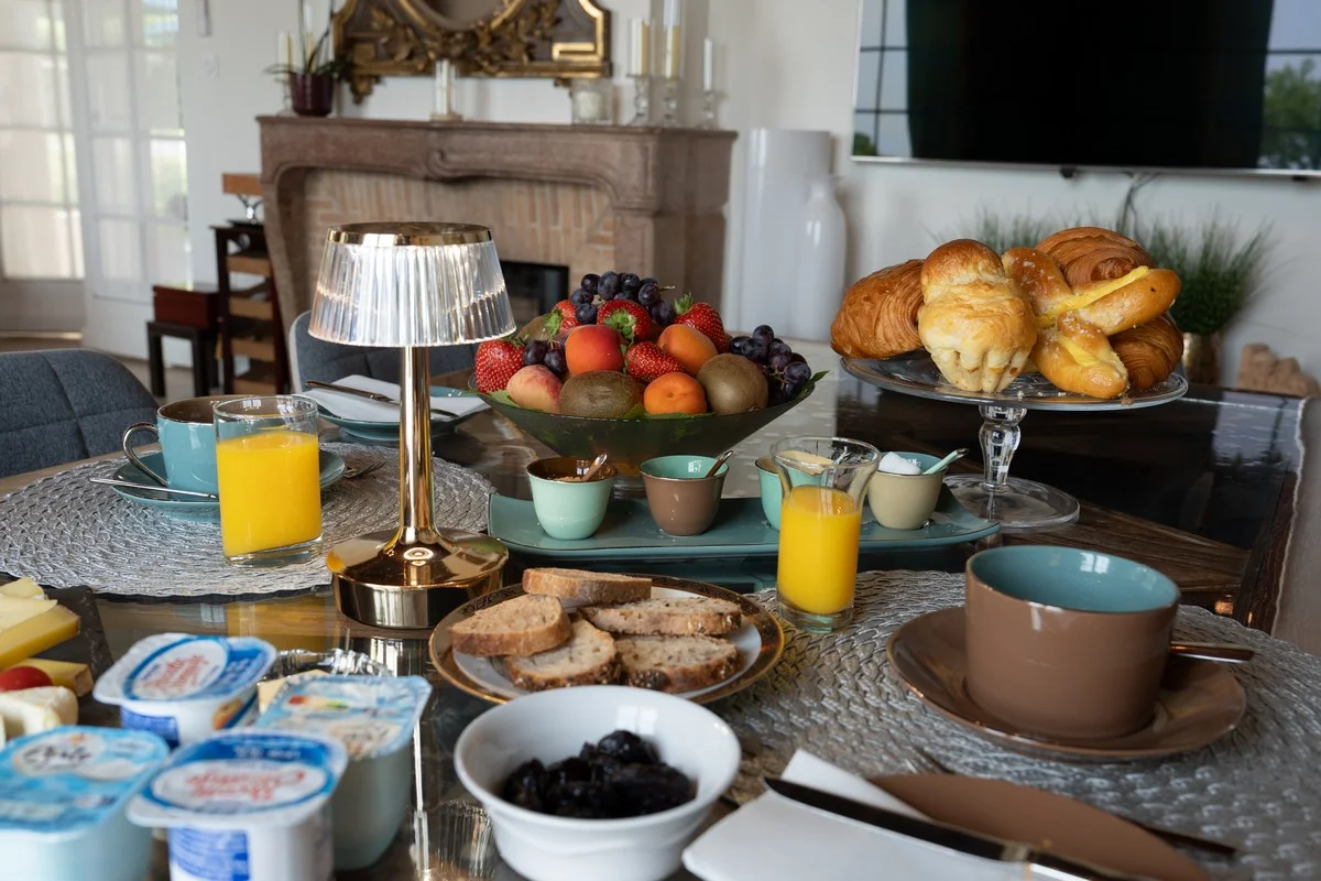 Plateau de viennoiseries et confitures maison au petit-déjeuner