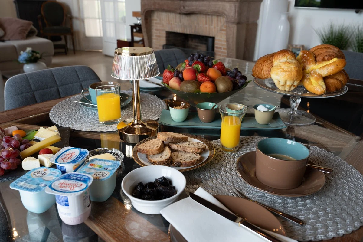 Fruits frais et jus pressés au petit-déjeuner