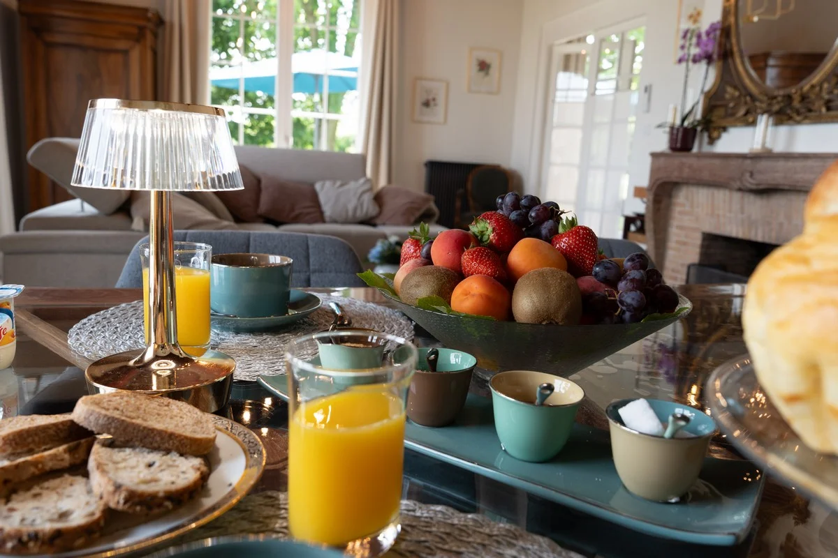 Fruits frais et viennoiseries pour le petit-déjeuner