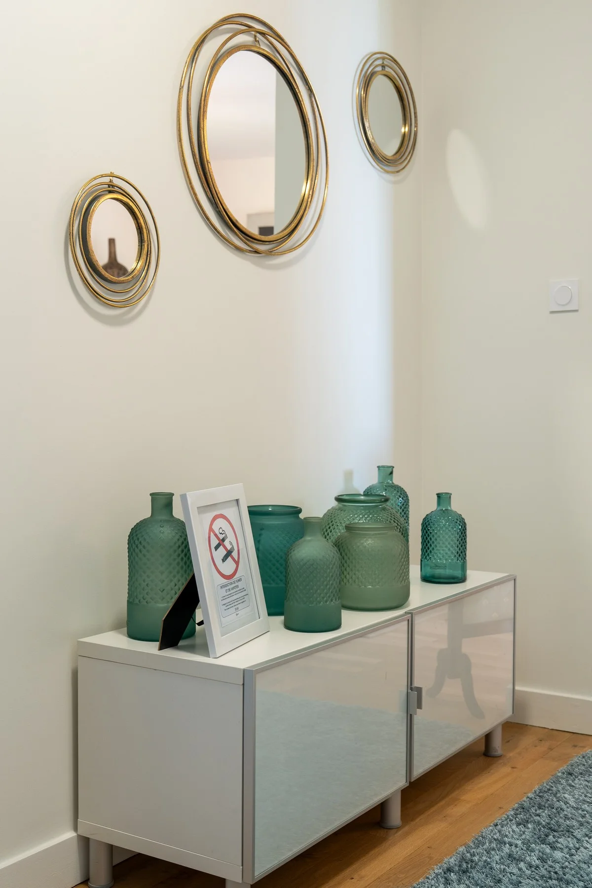 Chambre Mont Brouilly — plateau de courtoisie avec eau et boissons chaudes