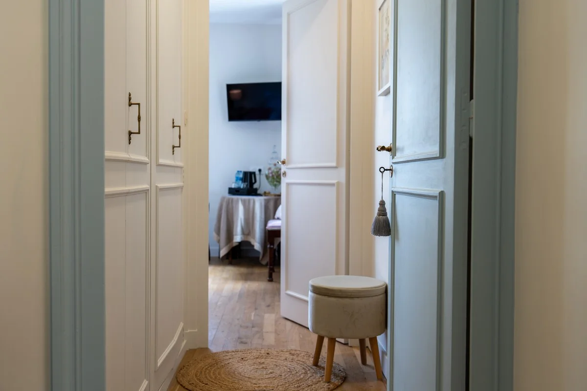 Chambre Mont Verdun — couloir et dressing aux tons bleu-gris