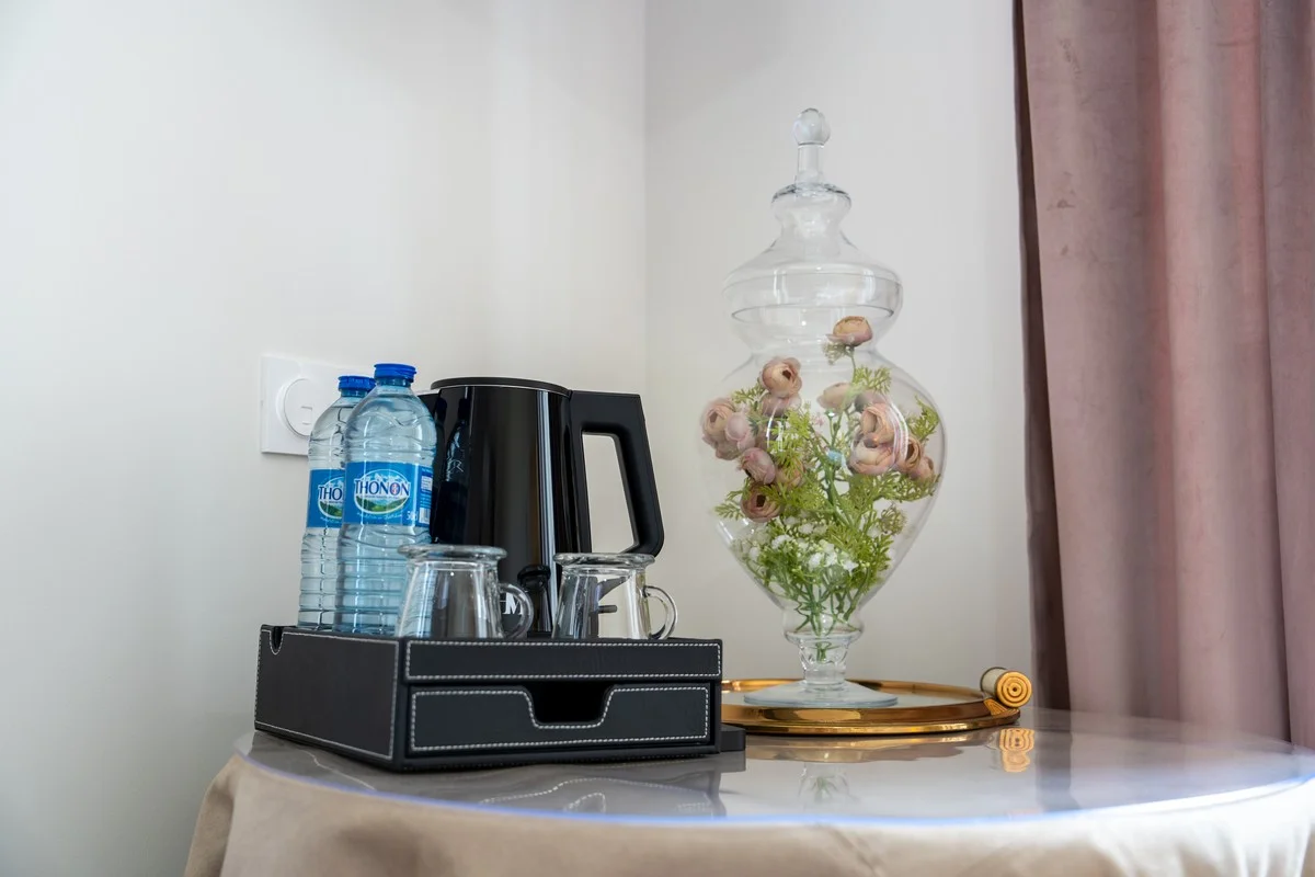Chambre Mont Blanc — plateau de courtoisie avec eau et boissons chaudes
