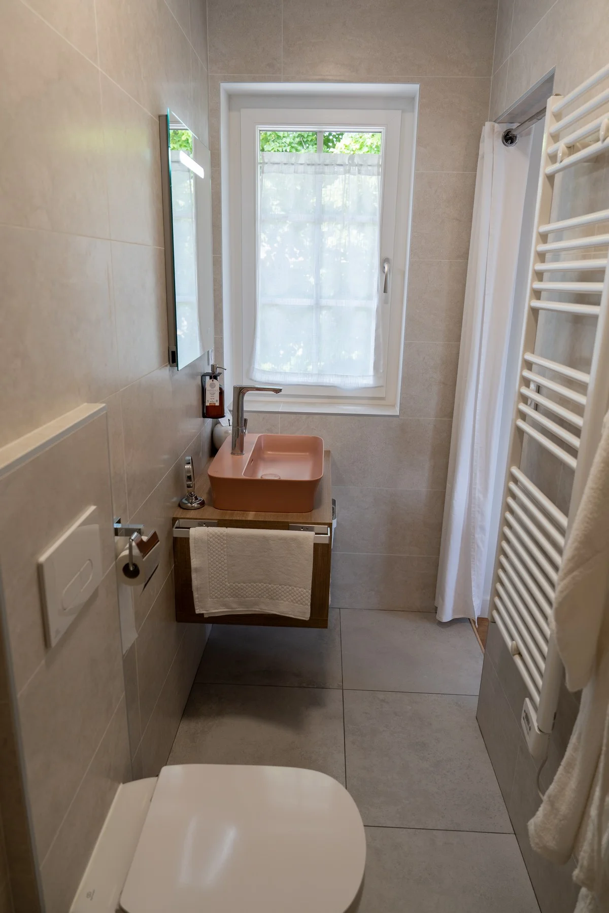 Chambre Mont Blanc — détail de la robinetterie et des équipements