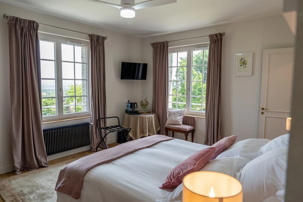 Chambre Mont Blanc — fenêtre ouverte sur le paysage beaujolais