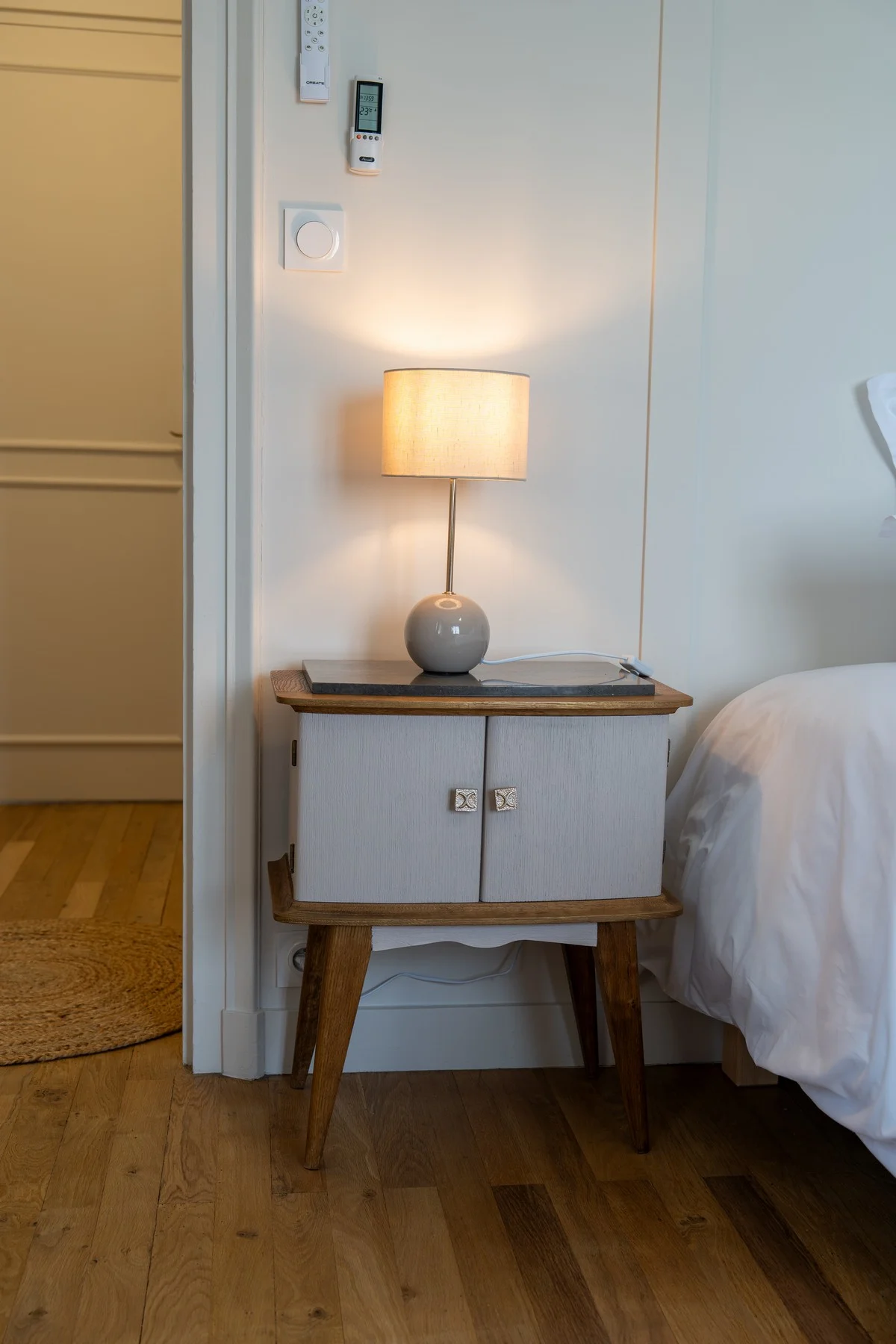 Chambre Mont d'Or — console et éclairage d'ambiance