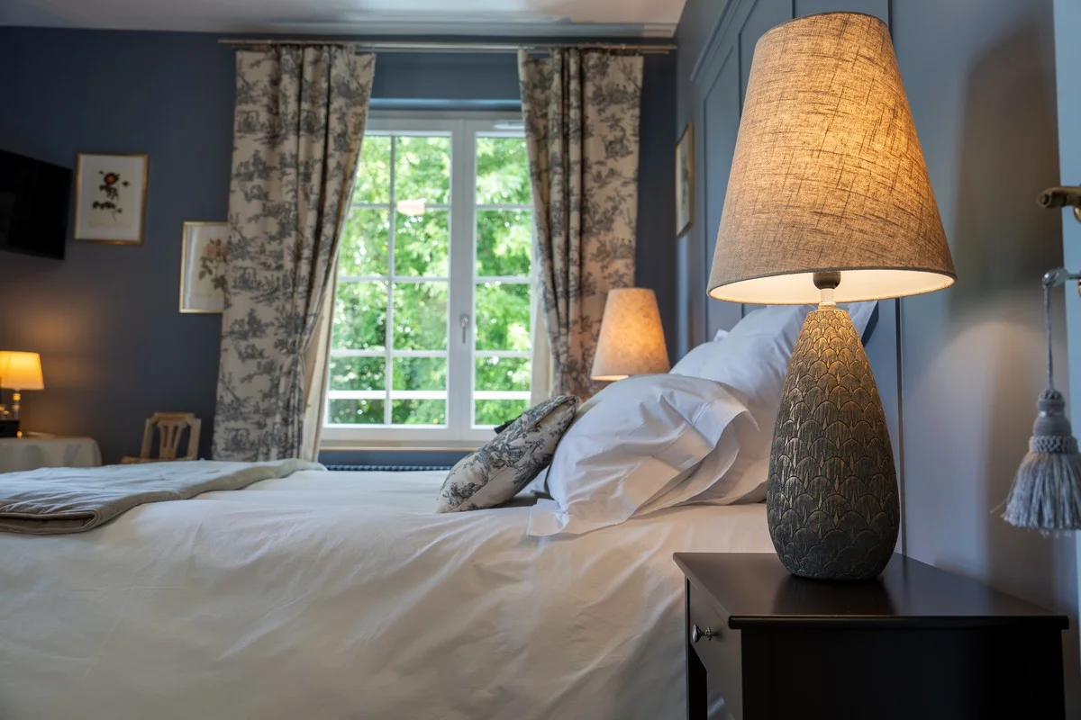 Chambre Mont Verdun — lit confortable habillé de linge blanc et de coussins assortis